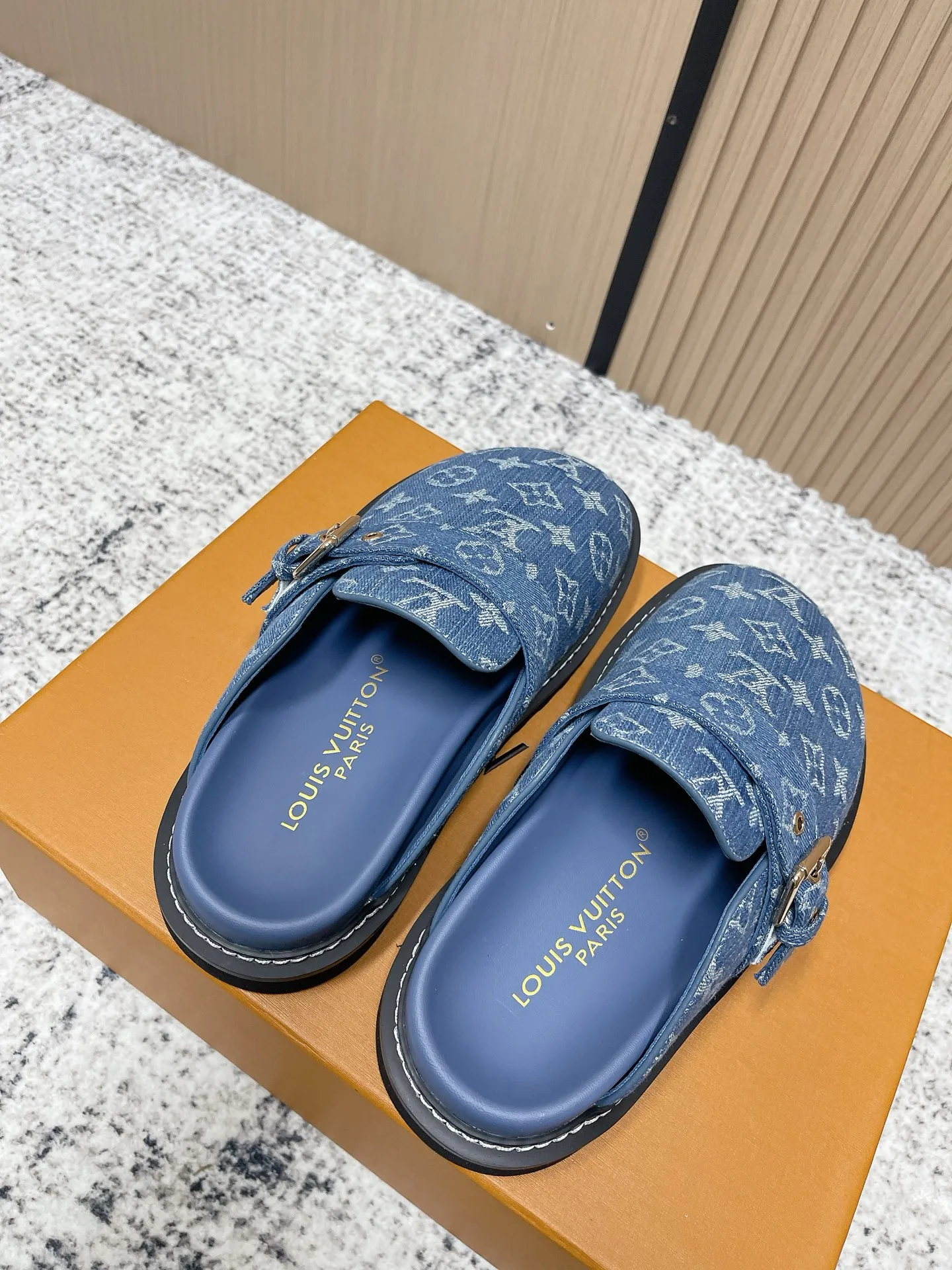 [L Family] P: 460💰 Size: 35-46 (female 40.41, male 45 46 custom-made) Top version Louis vuitton Lv new couple Birkenstock slippers. Cute and cute, not too good on the feet. Simple and high-end slingback design. Ready to wear and go. Good news for lazy people. Imported cowhide leather upper/imported old calico. Original hardware buckle, original molded high-density foam outsole.